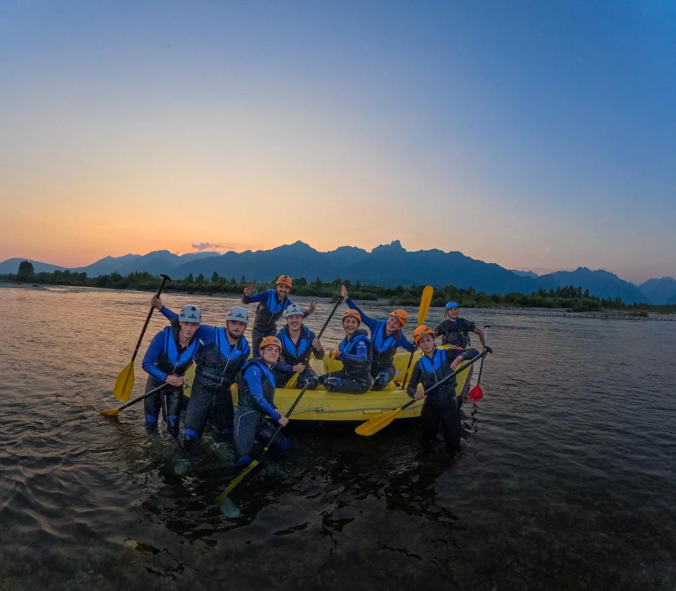 Rafting al tramonto sul Piave con brindisi tra le Dolomiti Bellunesi