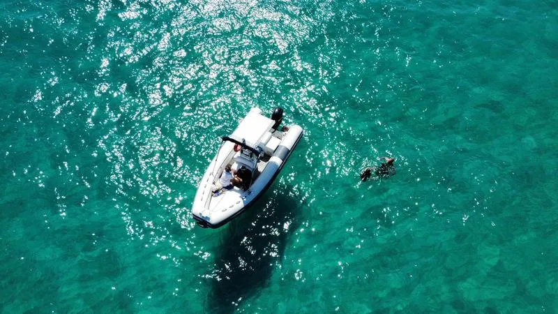 Mezza giornata in barca condivisa lungo la Costa degli Dei con aperitivo