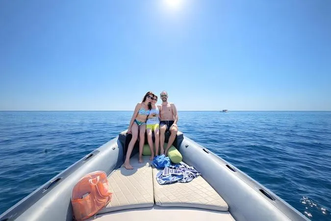 Tour in barca condiviso lungo la Costa degli Dei con aperitivo