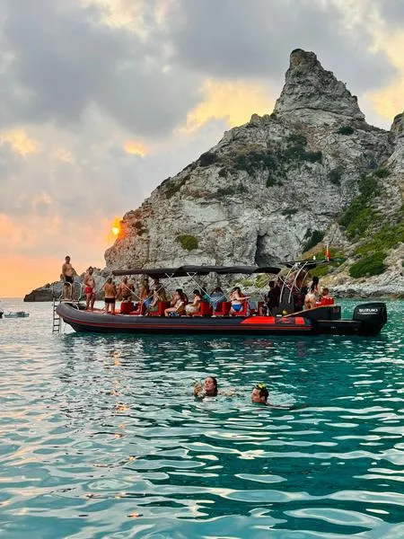 Mezza giornata in barca condivisa lungo la Costa degli Dei con aperitivo