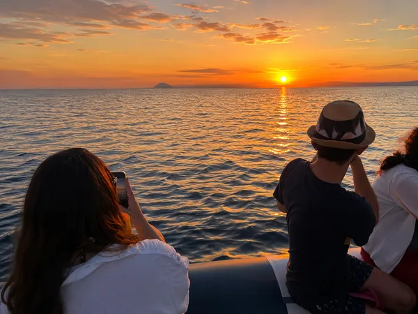 Aperitivo in barca al tramonto lungo la Costa degli Dei