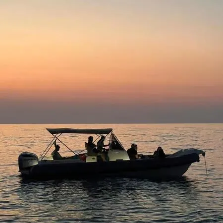 Aperitivo in barca al tramonto lungo la Costa degli Dei