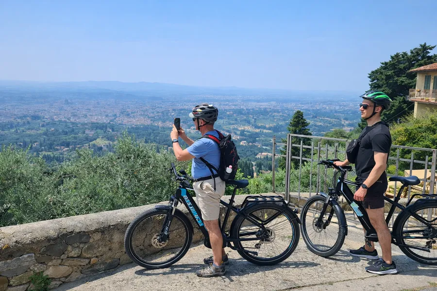 Tour in E-bike nel Chianti con degustazione vini e pranzo in fattoria