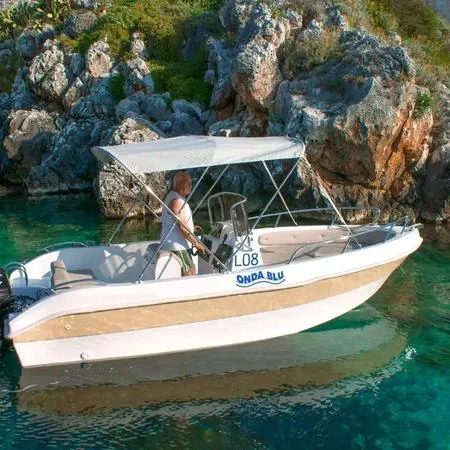 Noleggio barca senza patente da Castro