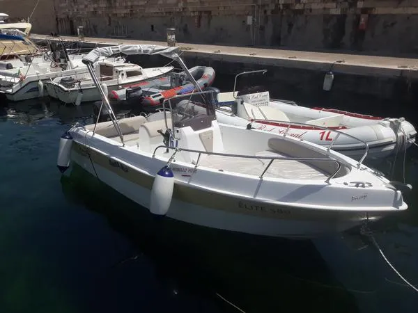 Noleggio barca senza patente da Castro