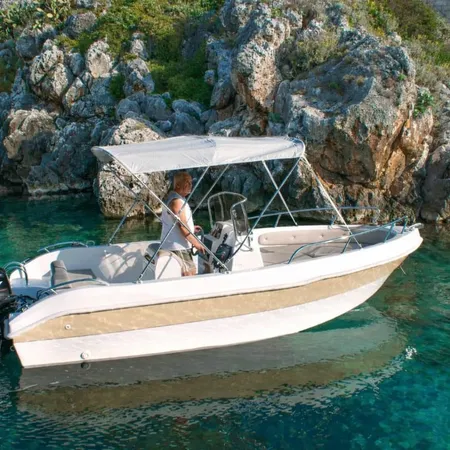 Noleggio barca senza patente da Castro