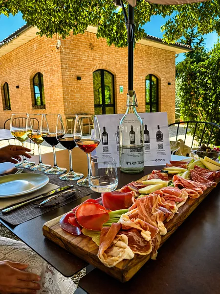 Degustazione vini con tagliere presso l'Azienda Agricola Nenci a Chiusi