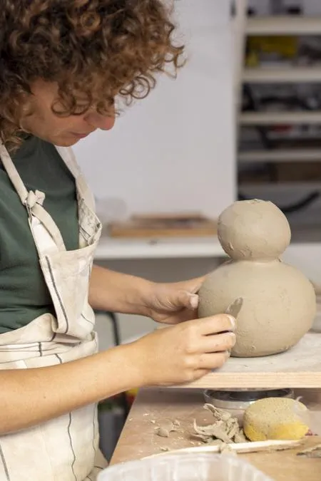 Corso di ceramica a Milano per creare oggetti in gres