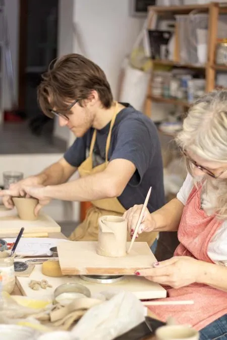 Workshop di ceramica a Milano per creare oggetti in gres