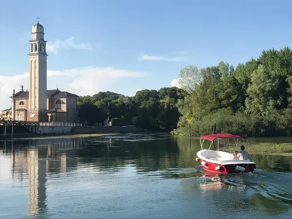 Electric boat rental with aperitif on the Sile River