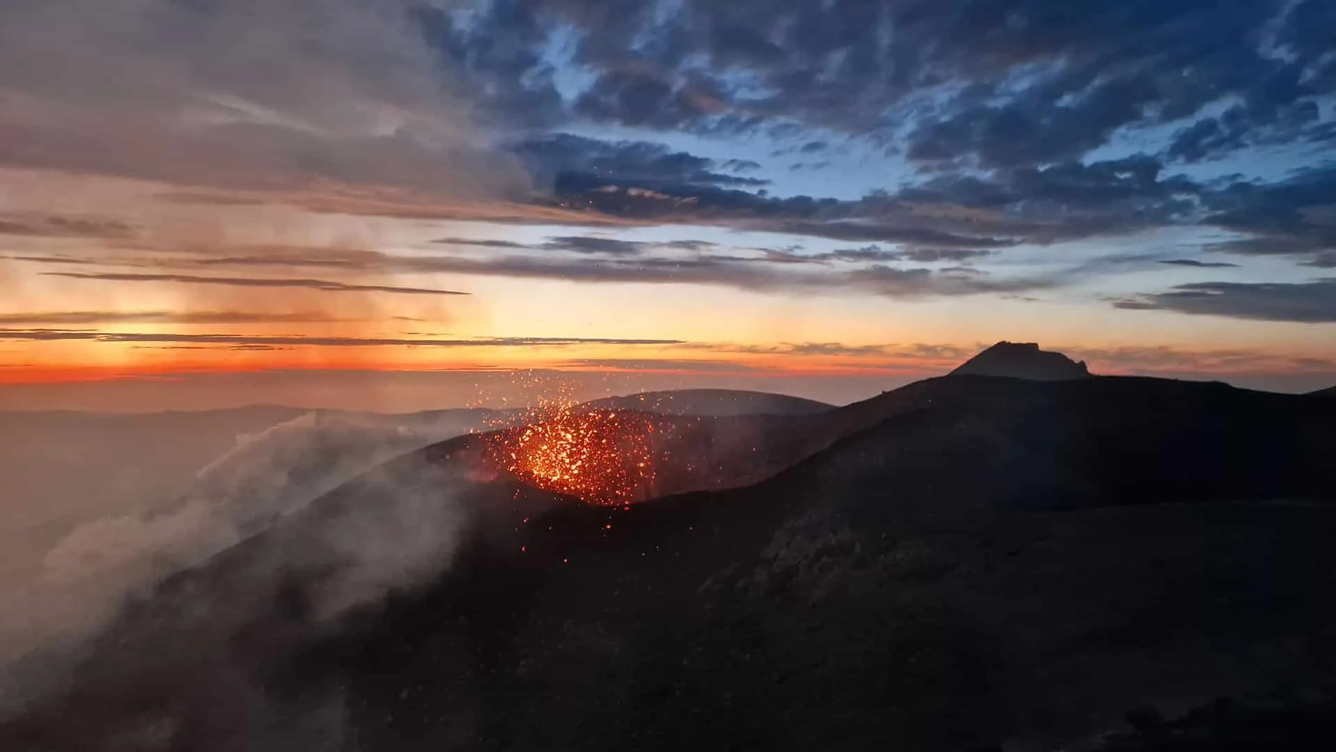 Escursione al Tramonto sull'Etna con Fuoristrada da Piano Provenzana