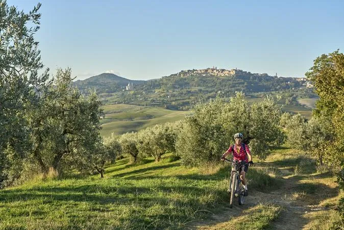 E-bike tour autoguidato di Montepulciano e Val d'Orcia