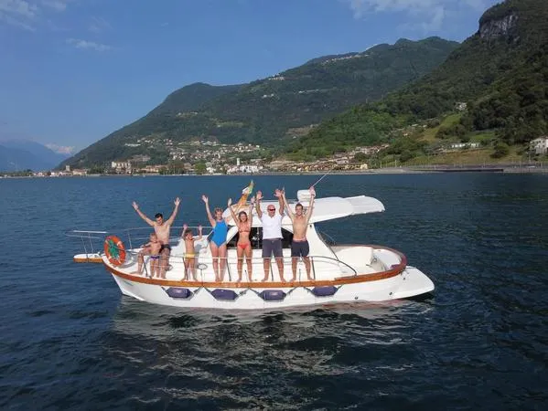 Giro in barca sul Lago d'Iseo da Lovere a bordo di un elegante gozzo