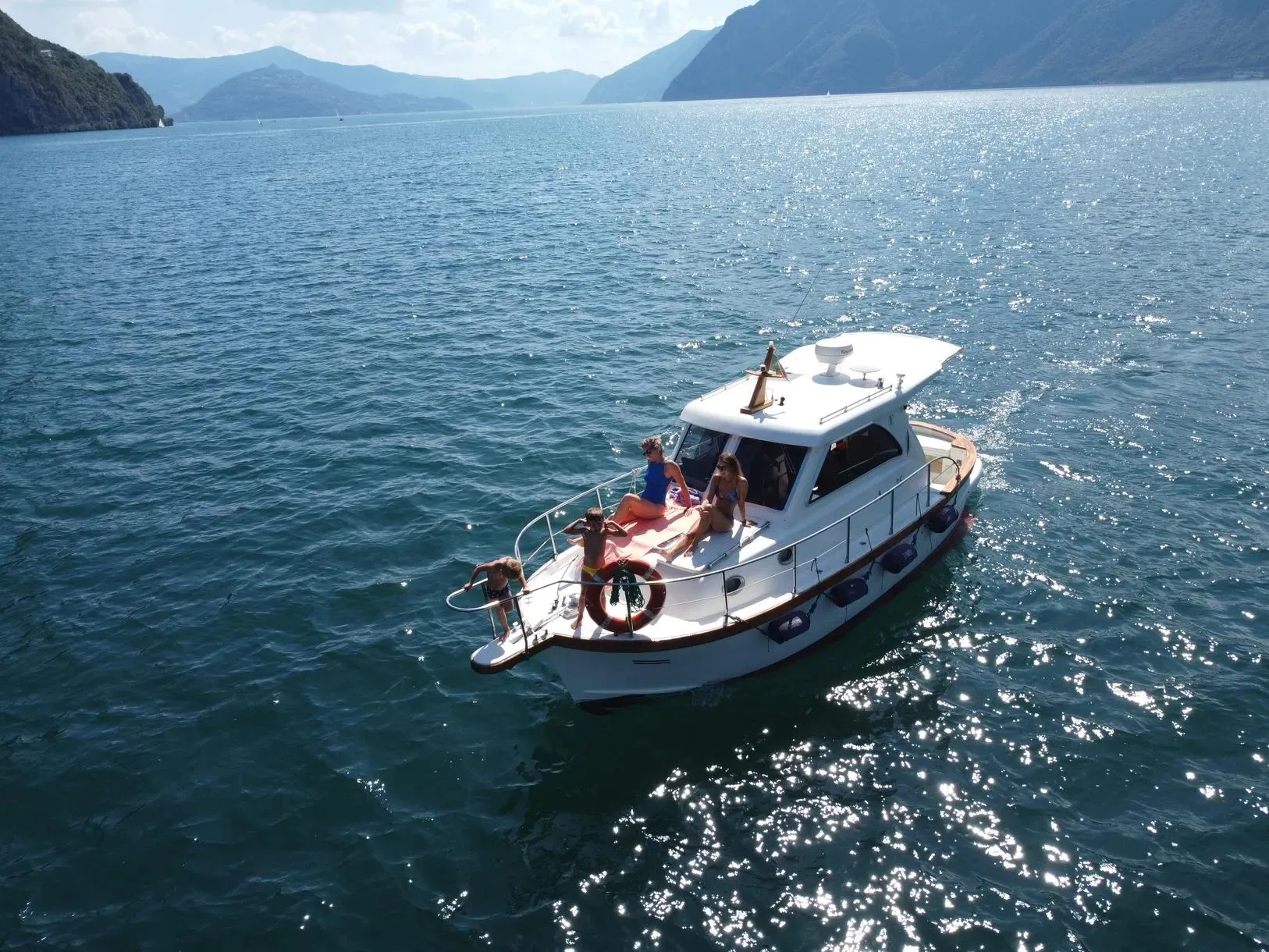 Giro in barca sul Lago d'Iseo da Lovere a bordo di un elegante gozzo