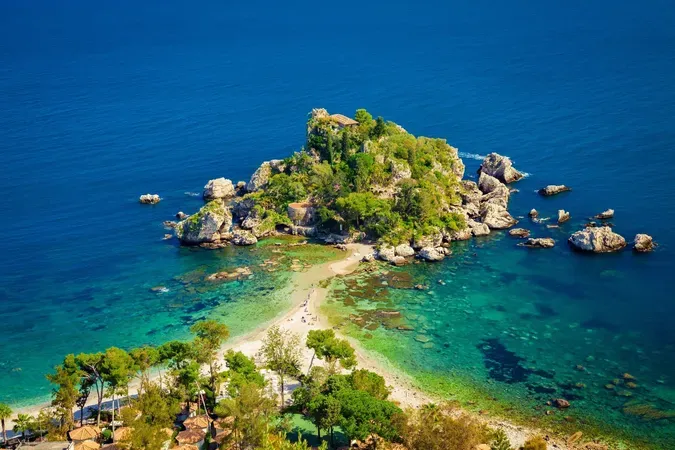 Tour in barca giornaliero all'Isola Bella con pranzo, visita al museo e zona relax riservata