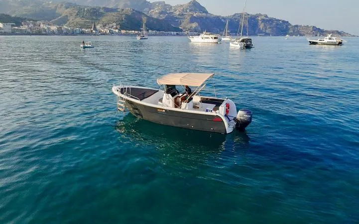Tour in barca giornaliero all'Isola Bella con pranzo, visita al museo e zona relax riservata