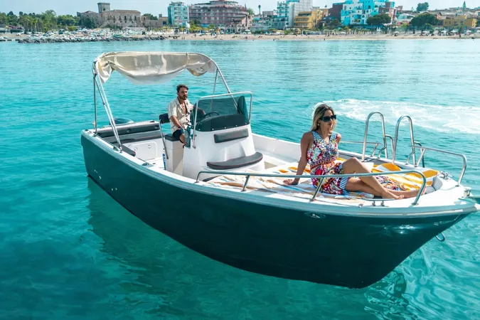 Tour in barca giornaliero all'Isola Bella con pranzo, visita al museo e zona relax riservata