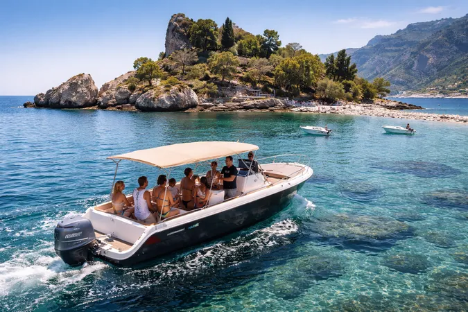 Tour in barca giornaliero all'Isola Bella con pranzo, visita al museo e zona relax riservata