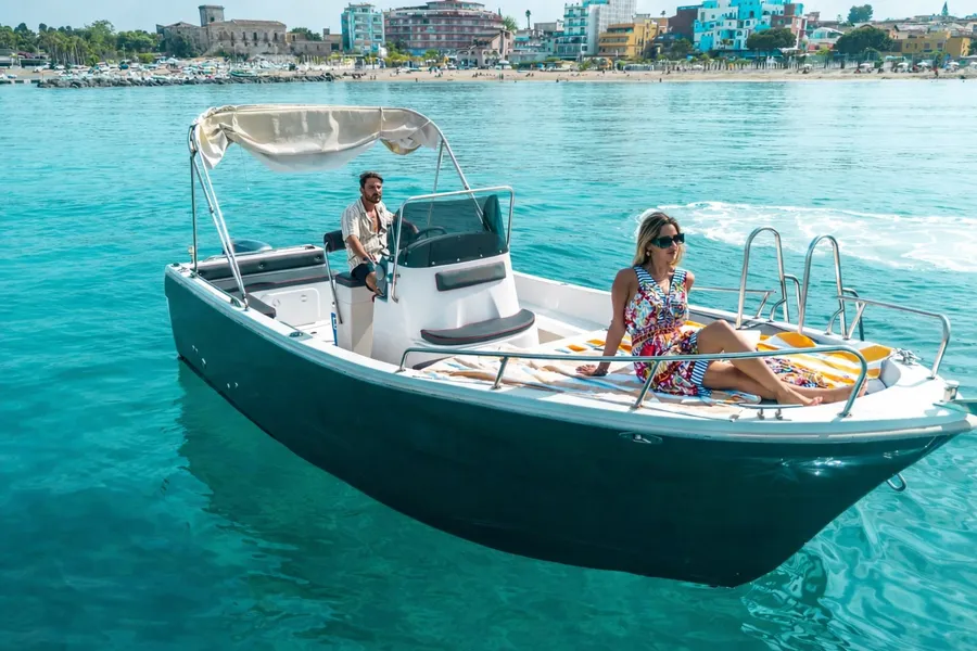 Tour in barca giornaliero all'Isola Bella con pranzo, visita al museo e zona relax riservata