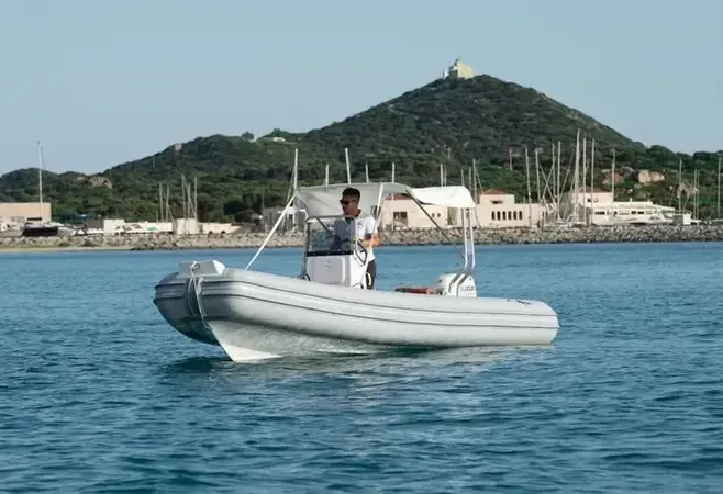 Tour in gommone tra Isola dei Cavoli e Punta Molentis da Villasimius con aperitivo