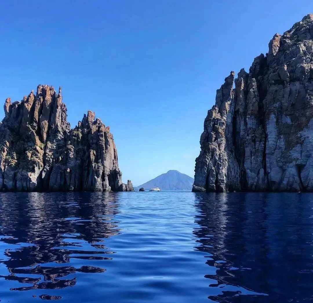 Escursione condivisa in gommone da Milazzo a Panarea e Stromboli