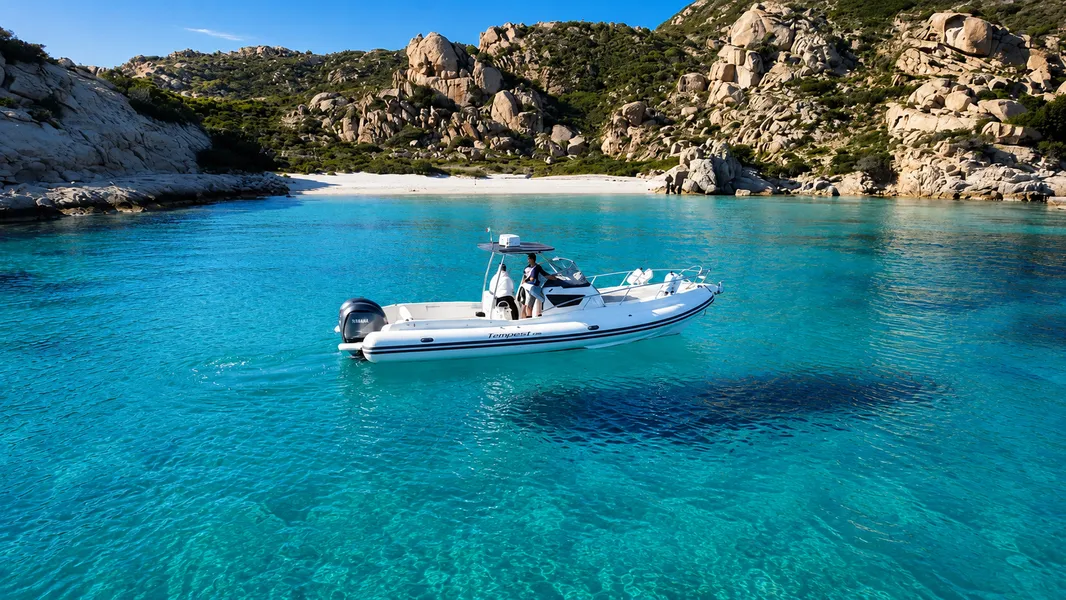 Escursione in gommone all'isola di Caprera con skipper da Palau