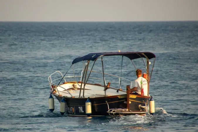 Aperitivo al tramonto in barca a Castro