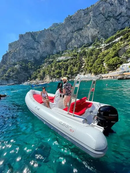 Noleggio gommone senza patente nautica a Capri