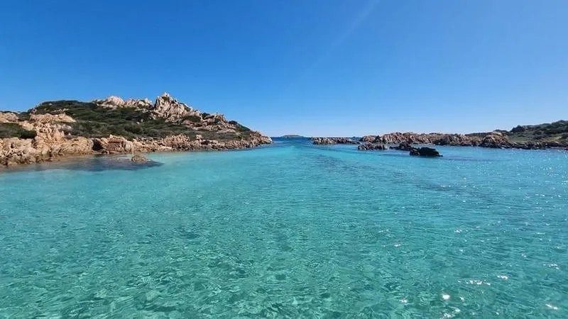 Escursione in barca all'Isola di Budelli e Spargi da Palau con skipper