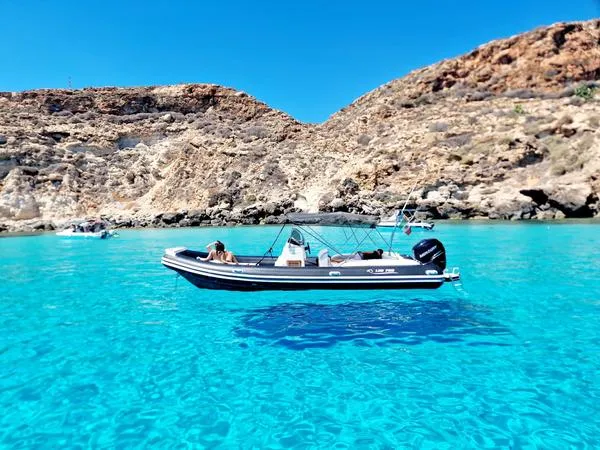 Escursione in gommone lungo la costa di Lampedusa con guida
