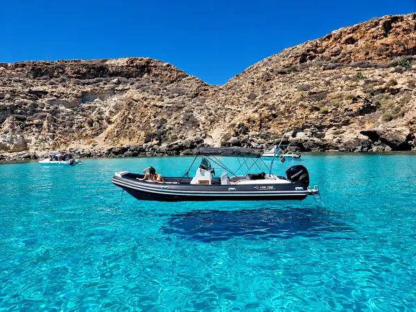 Escursione in gommone lungo la costa di Lampedusa con guida