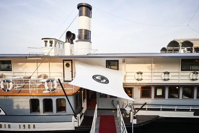 Degustazione vini con pernottamento e spa al Piroscafo Lombardia 1908 sul Lago Maggiore