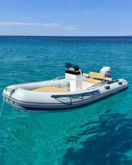 Noleggio gommone senza patente a Villasimius