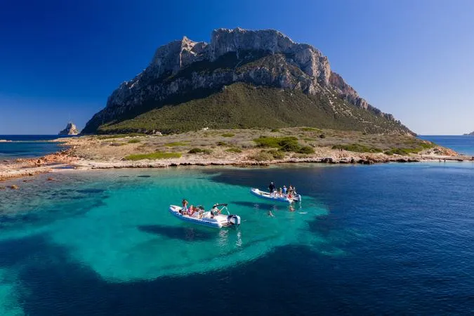 Escursione in gommone con skipper nel Parco Marino di Tavolara da Cala Brandinchi