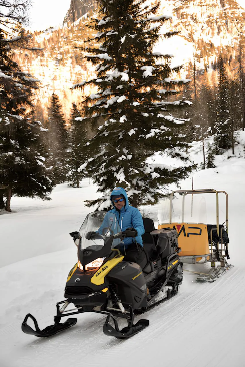 Giro in motoslitta e discesa in slittino alle Tre Cime di Lavaredo