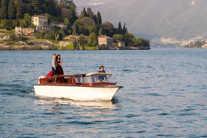 Tour in limousine veneziana sul Lago di Como con aperitivo a bordo