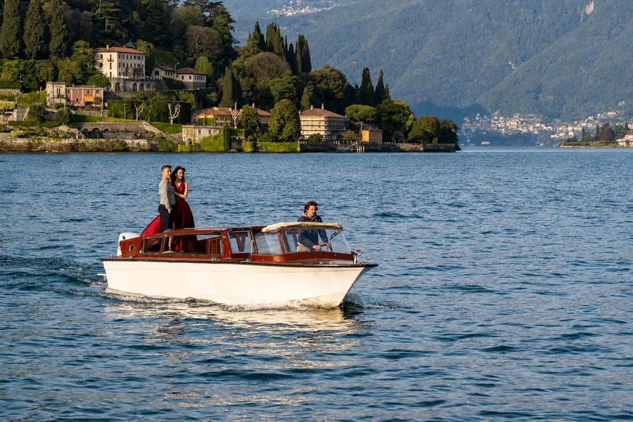 Tour in limousine veneziana sul Lago di Como con aperitivo a bordo