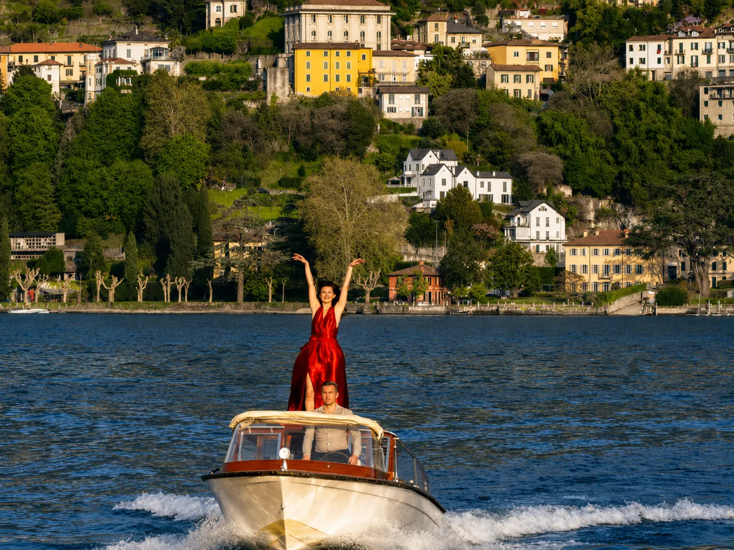 Tour in limousine veneziana sul Lago di Como con aperitivo a bordo