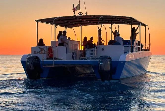 Tour condiviso in catamarano lungo la costa di Cefalù con aperitivo a bordo