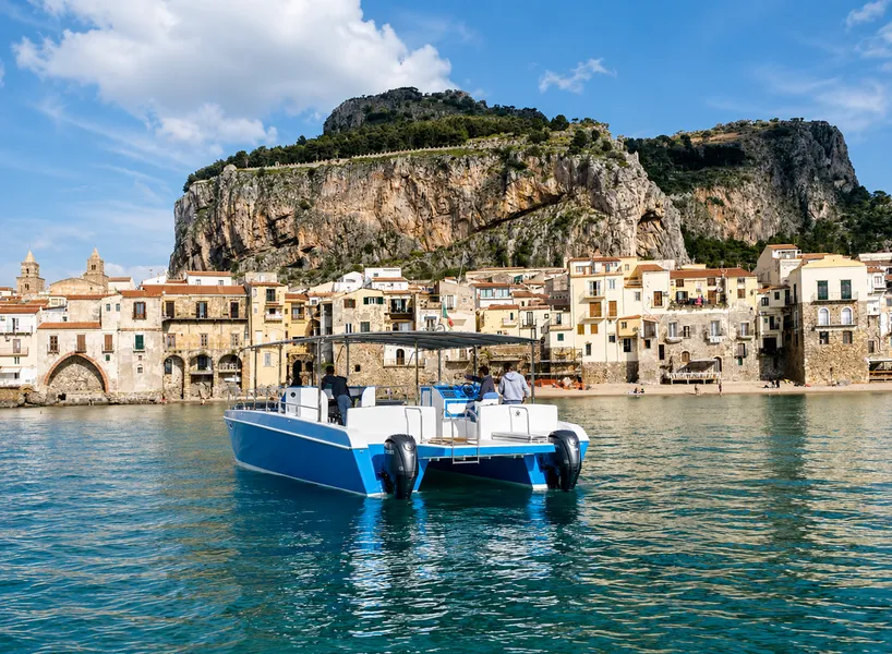 Tour condiviso in catamarano lungo la costa di Cefalù con aperitivo a bordo