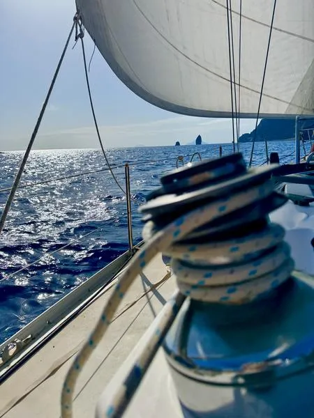 Escursione in barca a vela alle Isole Eolie da Marina di Vulcanello