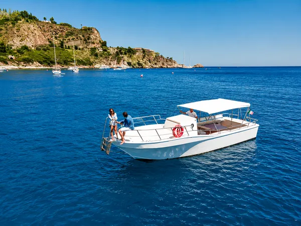 Tour in barca lungo la costa di Taormina con aperitivo a bordo