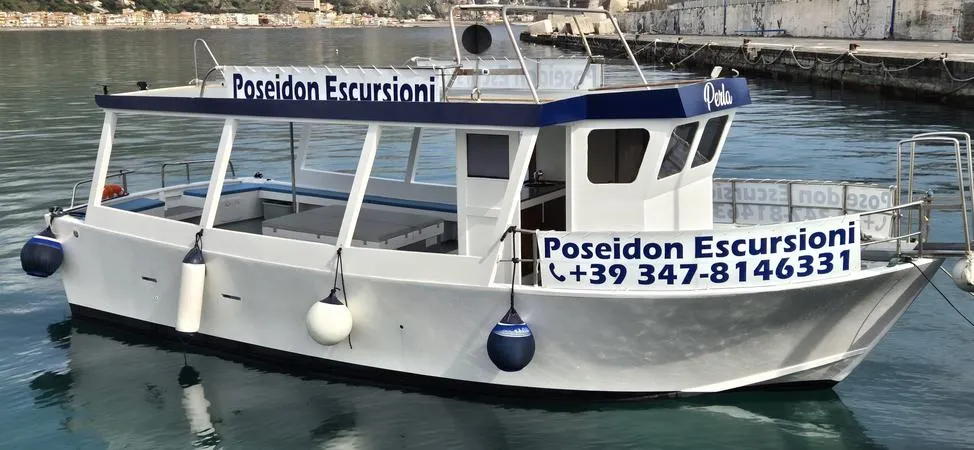 Tour in barca lungo la costa di Taormina con aperitivo a bordo