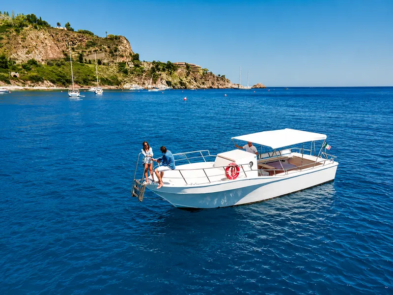 Tour in barca lungo la costa di Taormina con aperitivo a bordo