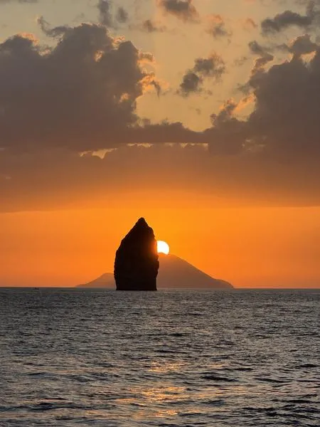 Escursione in barca a vela al tramonto con aperitivo alle Isole Eolie
