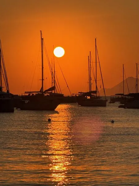 Escursione in barca a vela al tramonto con aperitivo alle Isole Eolie