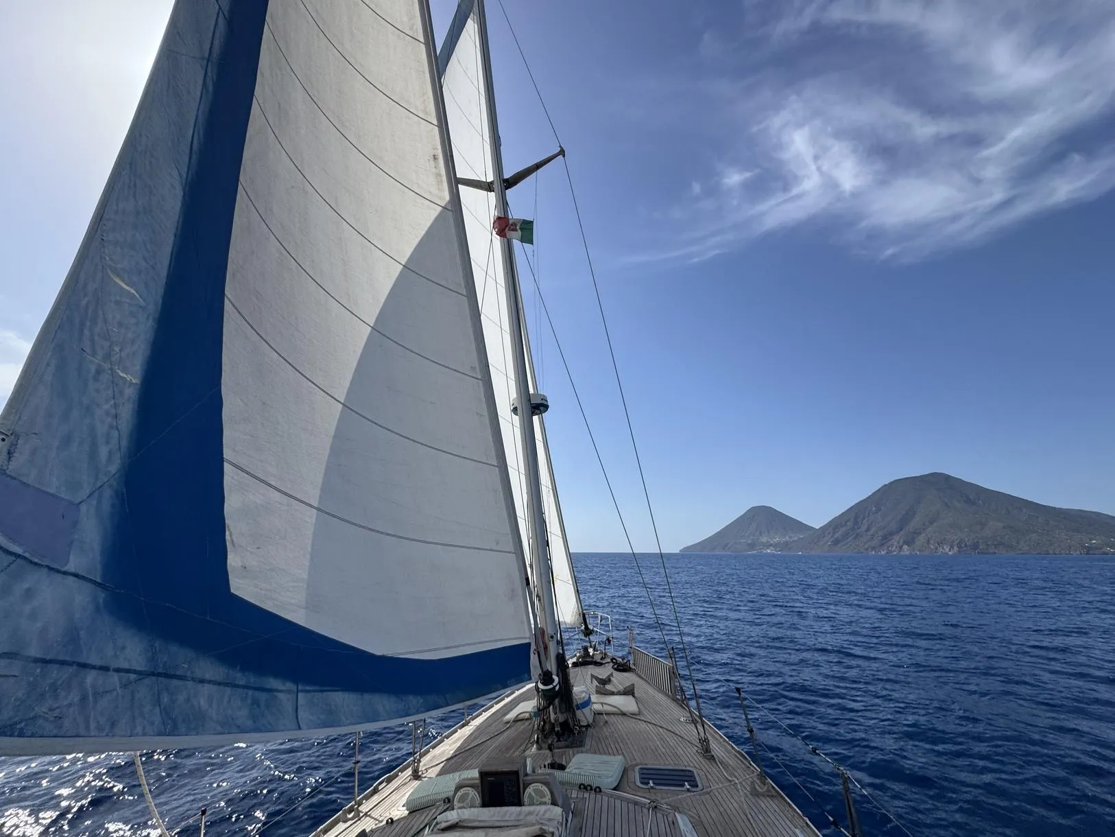 Escursione in barca a vela al tramonto con aperitivo alle Isole Eolie