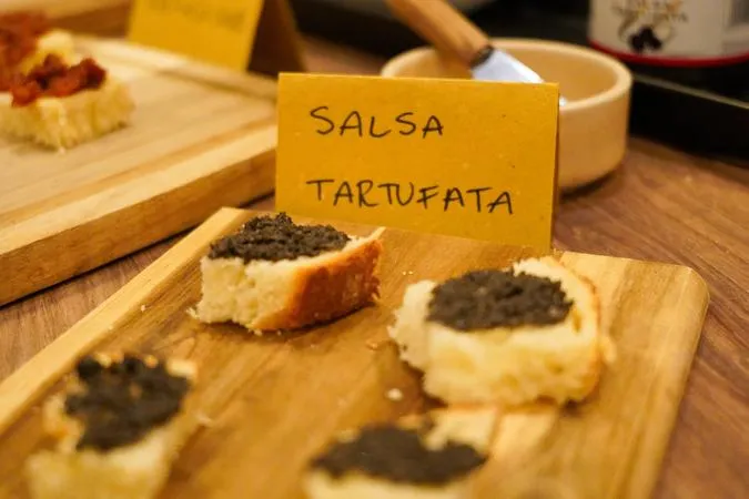 Bologna: Tour Guidato all'Archiginnasio e Degustazione Vini