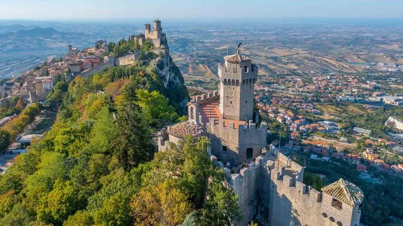 Tour guidato a San Marino con pass 7 musei e torri