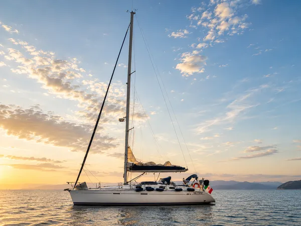 Escursione in barca a vela al tramonto da Alghero con skipper e aperitivo a bordo